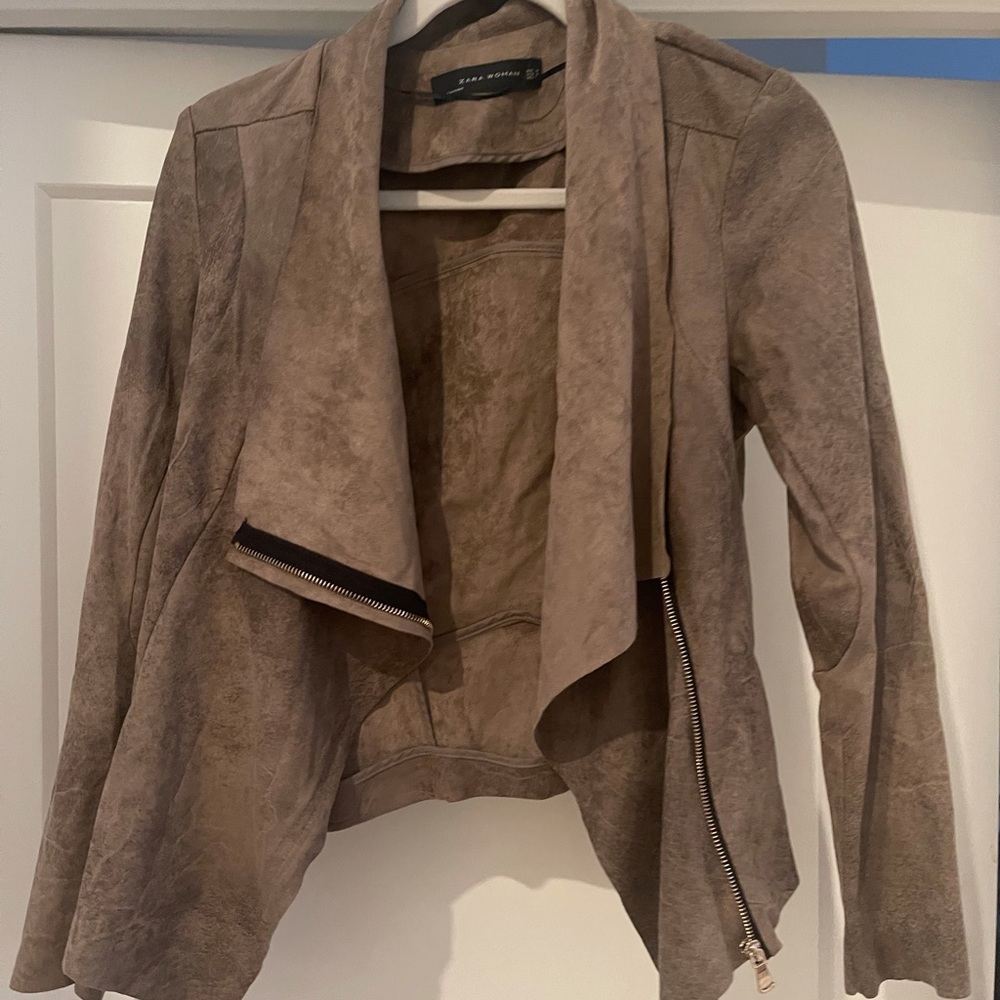 Zara faux very nice leather jacket. Size runs SMALL not medium.